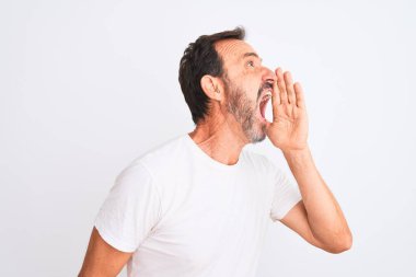 Orta yaşlı yakışıklı bir adam, günlük tişört giyip izole edilmiş beyaz arka planda durmuş el ele tutuşarak bağırıyor ve bağırıyordu. İletişim konsepti.