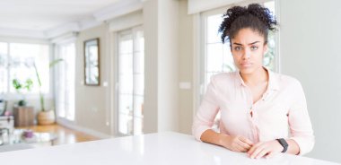 Afro saçlı, kuşkucu ve gergin güzel Afro-Amerikan kadını geniş açılı, sorun yüzünden üzgün. Negatif kişi.