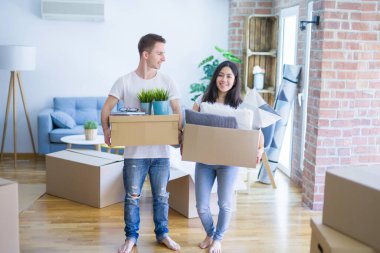 Genç çift eve taşınıyor.