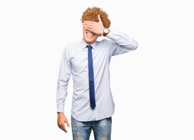 Genç yakışıklı iş adamı ile gülümseyen ve gözler için sürpriz kapsayan yüz el ile gülüyor gözlüklü afro. Kör kavramı.