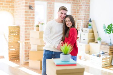 Güzel genç çift yeni bir eve hareket, yeni APA ayakta