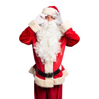 Orta yaşlı yakışıklı adam, Noel Baba kostümü ve sakal takmış parmaklarıyla gözlerini açmaya çalışıyor.