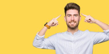 Genç yakışıklı hem el parmak, harika bir fikir ya da düşünce, iyi bellek ile baş gösteren gülen adam