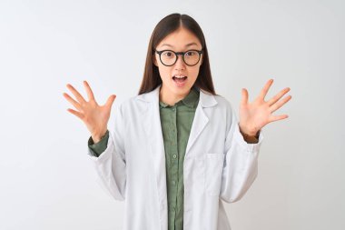 Ceket ve gözlük takan genç Çinli bilim adamı kadın çılgın ve başarısını kutluyor ve kollarını kaldırıp heyecanla haykırıyor. Kazanan konsept