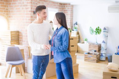 Genç Asya çift dans ve Smiling kutluyor Moving için bir yeni ev