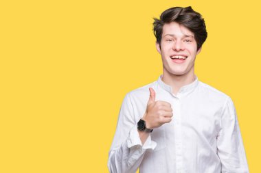 Genç yakışıklı iş adamı mutlu yaşasın el ile jest yapıyor izole arka plan üzerinde. Başarı gösteren kameraya bakarak ifade onaylama.