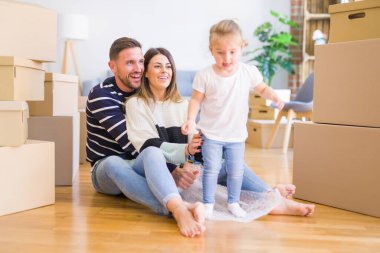 Anne, baba ve küçük kız yeni dairede.  