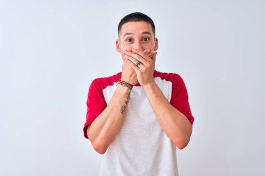Soyutlanmış arka planda duran yakışıklı genç bir adam ağzını yanlışlıkla ellerle kapatarak şok geçirdi. Gizli konsept.