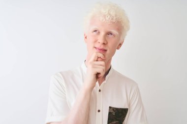 Genç albino sarışın, günlük gömlek giyen, izole edilmiş beyaz arka planda duran, soru soran, kafası karışmış bir adam.