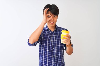 Genç Çinli adam kahveyi alıp götürüyor. İzole edilmiş beyaz arka planda duruyor. Gülümsüyor, gülümsüyor.