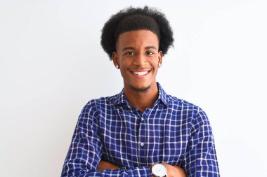 İzole edilmiş beyaz arka planda duran, kollarını kavuşturup kameraya bakan, gülümseyen, gündelik gömlekli genç Afro-Amerikan bir adam. Pozitif kişi.