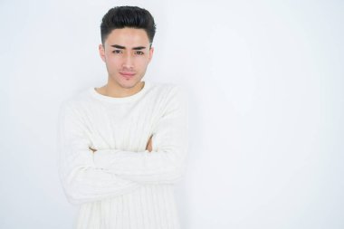Beyaz tenli yakışıklı genç adam kuşkucu ve gergin, yüzünde çapraz kollu tasvip etmeyen bir ifade. Negatif kişi.