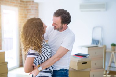 Orta yaş Senior çift yeni bir eve hareket, mutlu aşık Apartmant gülümsüyor