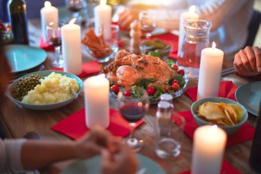 Mutlu ve kendinden emin gülümseyen güzel bir aile. Evde kızarmış hindi yiyip Şükran Günü 'nü kutluyoruz.