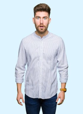 Genç yakışıklı adam korkuyor ve sürpriz ifade ile şok korku ve yüz heyecanlı.