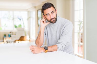 Yakışıklı adam rahat ve emin görünümlü