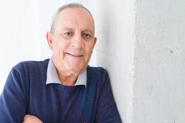 Yakışıklı orta yaş kıdemli neşeli, mutlu gülümseyen adam ve yerine koymak