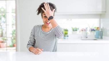 Afro saçlı, sıradan çizgili süveter giyen güzel afro-amerikalı kadın. Hatayla el ele tutuşan bir süveter. Hatayı hatırla. Unuttum, kötü hafıza konsepti.