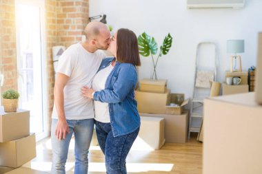 Genç çift birlikte mutlu yeni bir eve hareket gülümseyen