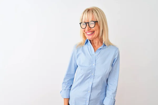 Mujer Negocios Mediana Edad Con Camisa Elegante Gafas Sobre Fondo — Foto de Stock