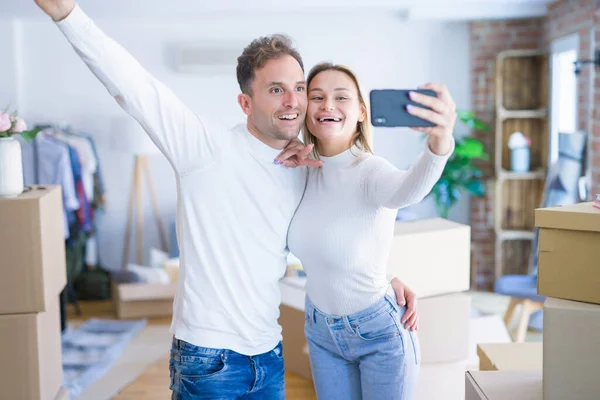 Jovem Lindo Casal Usando Smartphone Para Tirar Selfie Nova Casa — Fotografia de Stock