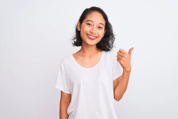 Junge Chinesin Lässigem Shirt Vor Isoliertem Weißem Hintergrund Mit Glücklichen — Stockfoto