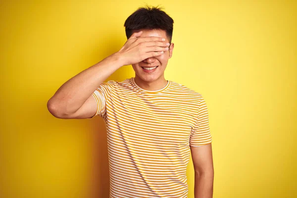 Νεαρός Ασιάτης Κινέζος Που Φοράει Μπλουζάκι Στέκεται Πάνω Από Απομονωμένο — Φωτογραφία Αρχείου