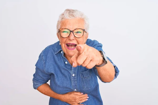 Ältere Grauhaarige Frau Mit Jeanshemd Und Brille Über Isoliertem Weißem — Stockfoto