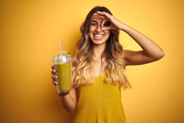 Giovane Bella Donna Che Beve Detox Verde Liscio Sfondo Giallo — Foto Stock