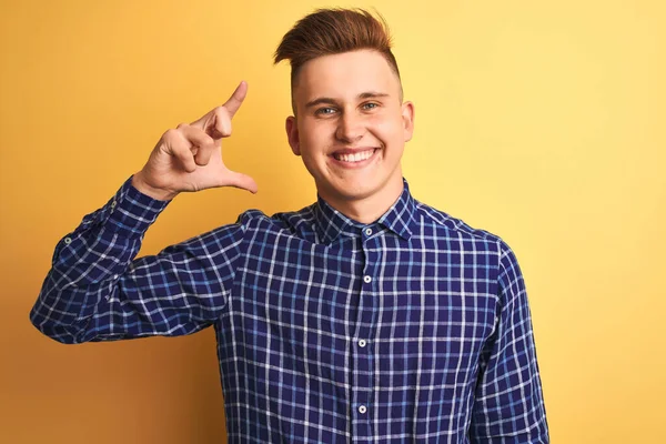 Joven Hombre Guapo Con Camisa Casual Pie Sobre Fondo Amarillo —  Fotos de Stock