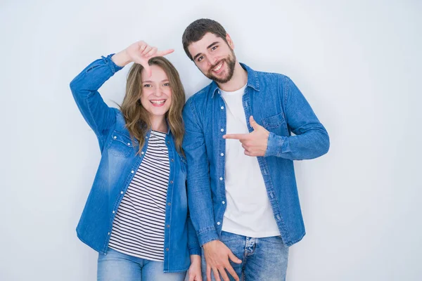 Jovem Belo Casal Juntos Sobre Fundo Isolado Branco Sorrindo Fazendo — Fotografia de Stock