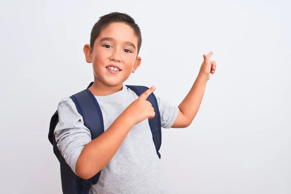 Güzel Öğrenci Çocuk Sırt Çantasıyla Beyaz Arka Planda Dikiliyor Gülümsüyor — Stok fotoğraf