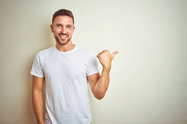 Ung Vacker Man Bär Casual Vit Shirt Över Isolerade Bakgrund — Stockfoto