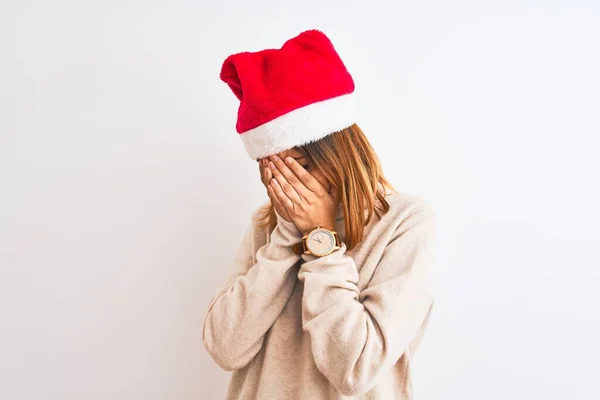 Belle Femme Rousse Portant Chapeau Noël Sur Fond Isolé Avec — Photo