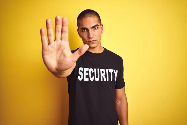 Νεαρός Άνθρωπος Διασφάλισης Shirt Ασφαλείας Πάνω Από Κίτρινο Απομονωμένο Φόντο — Φωτογραφία Αρχείου