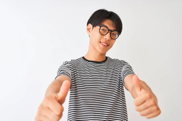 Hombre Chino Con Gafas Camiseta Rayas Marina Pie Sobre Fondo — Foto de Stock