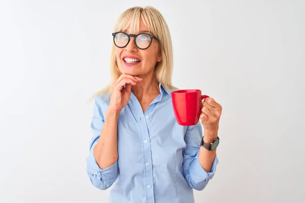 Empresaria Mediana Edad Con Gafas Bebiendo Café Sobre Fondo Blanco — Foto de Stock