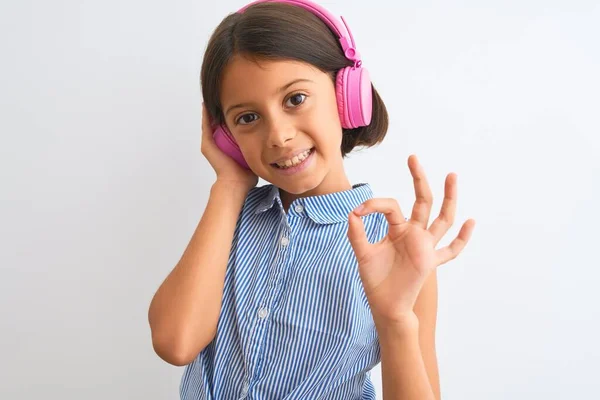 Bella Bambina Ascoltando Musica Utilizzando Cuffie Sfondo Bianco Isolato Facendo — Foto Stock