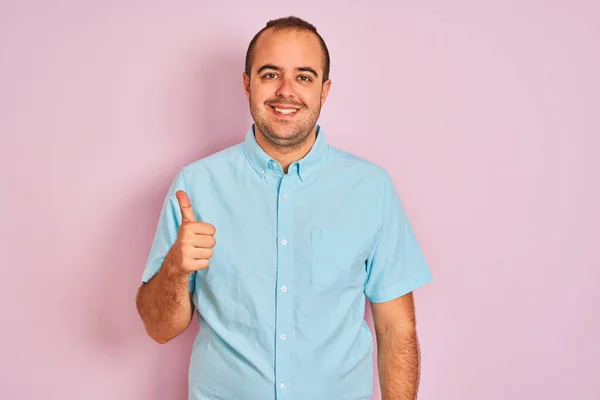 Jovem Vestindo Camisa Casual Azul Sobre Fundo Rosa Isolado Fazendo — Fotografia de Stock