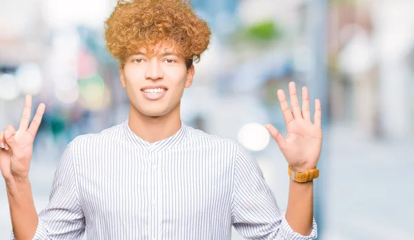 Joven Hombre Negocios Guapo Con Pelo Afro Usando Camisa Elegante —  Fotos de Stock
