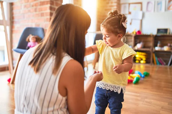 Giovane Bella Insegnante Bambino Che Gioca Con Piccoli Mattoni Giocattolo — Foto Stock