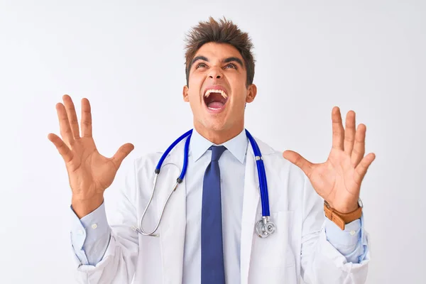 Junger Gutaussehender Arzt Mit Stethoskop Vor Isoliertem Weißen Hintergrund Verrückt — Stockfoto