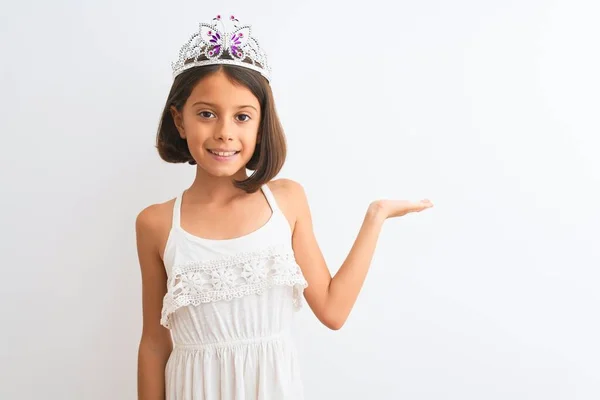 Schöne Kindermädchen Trägt Prinzessinnenkrone Steht Über Isoliertem Weißem Hintergrund Lächelnd — Stockfoto