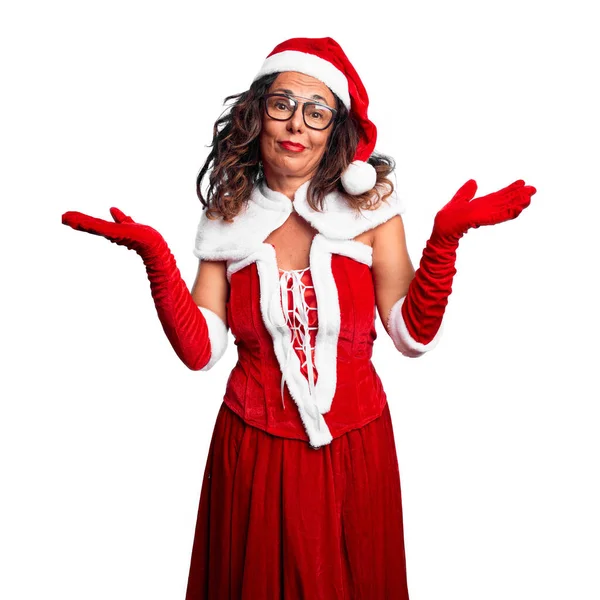 Orta Yaşlı Kadın Noel Baba Kostümü Giyiyor Elleri Kolları Havada — Stok fotoğraf