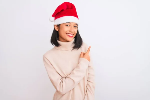 Jovem Mulher Chinesa Bonita Vestindo Chapéu Natal Santa Sobre Fundo — Fotografia de Stock