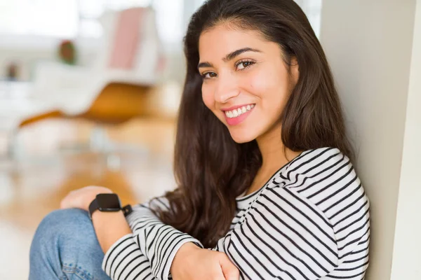 Schöne Brünette Frau Lächelt Fröhlich Mit Breitem Lächeln Sieht Positiv — Stockfoto