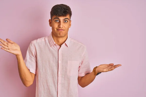 Ung Indisk Man Klädd Casual Shirt Stående Över Isolerade Rosa — Stockfoto