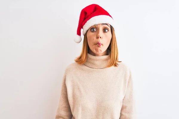 Schöne Rothaarige Frau Mit Weihnachtsmütze Über Isoliertem Hintergrund Macht Fischgesicht — Stockfoto