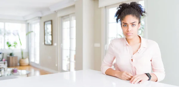 Amplio Ángulo Hermosa Mujer Afroamericana Con Cabello Afro Escéptico Nervioso — Foto de Stock