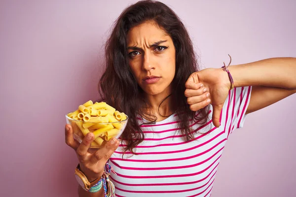 Young Beautiful Woman Holding Bowl Dry Macaroni Pasta Isolated Pink — Stock Photo, Image